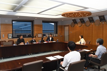写真:表敬訪問の様子