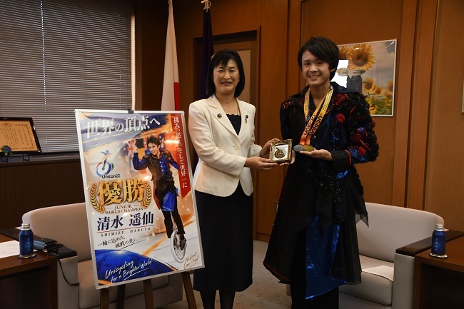 写真：左から市長、しみず　はるとさん