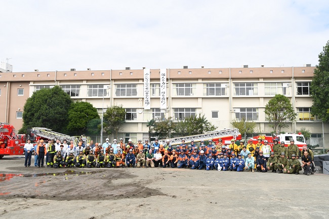 写真:第1会場の参加者たちの集合写真