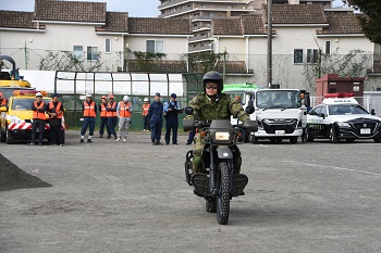 写真：情報収集する陸上自衛隊の偵察用オートバイ