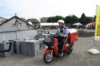 写真：座間郵便局の集配用バイク隊による情報収集
