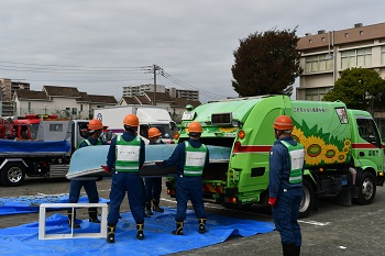 写真：散乱するカヌーなどを収集する様子