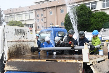 写真：水が噴き出す水道管の復旧