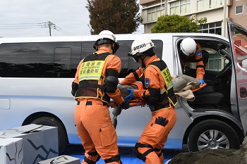写真：車内から負傷を救出