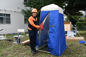 写真:テントを張ったマンホールトイレと市長
