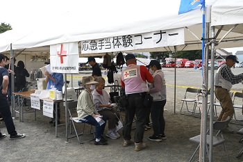 写真：応急手当体験コーナー