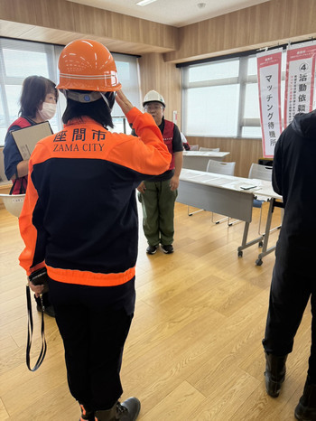 写真:災害救援ボランティアセンター開設訓練で市長が敬礼する様子
