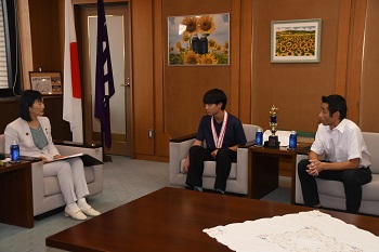 写真:表敬訪問の様子