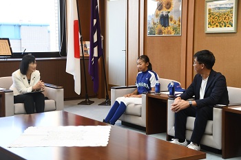 写真：表敬訪問の様子