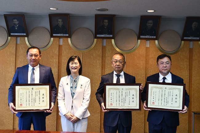 写真:すずの りゅうた さん、市長、おおや けんじ さん、えんどう しゅういち さん