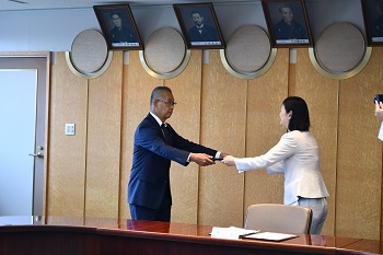 写真:市長が表彰状を授与する様子